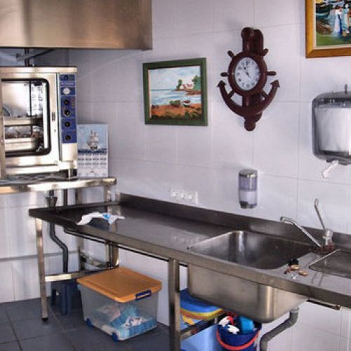 Zona de fregadero y limpieza de marisco