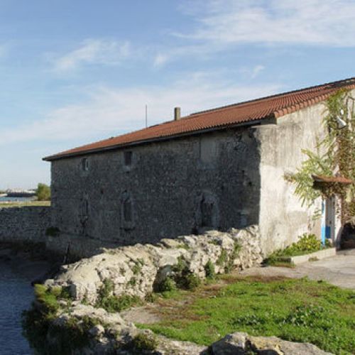 Vista cercana de exterior del molino